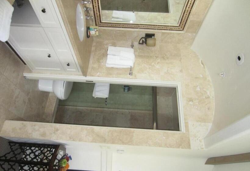 جناح إدارى, Cypress Inn