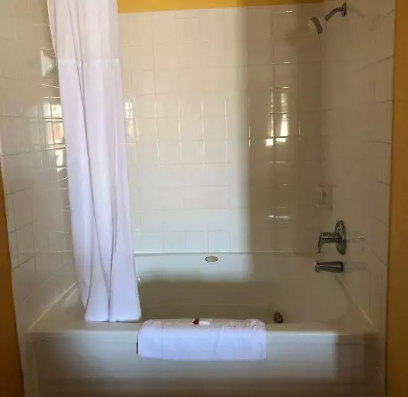 キングサイズベッドのデラックススイート, Days Inn By Wyndham Franklin