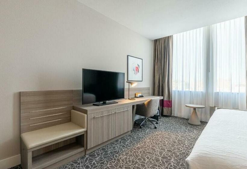 اتاق استاندارد با تخت بزرگ, Hilton Garden Inn Wichita Downtown