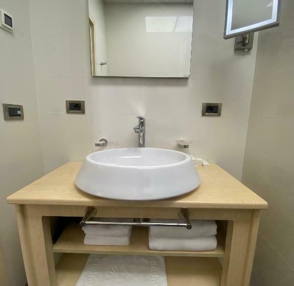 اتاق لوکس با بالکن و چشمانداز دریا, Badam D Art Boutique