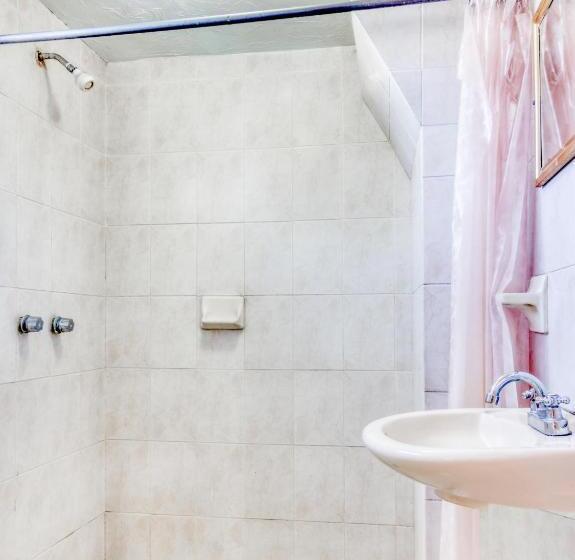 Четырехместный Номер Стандарт, Capital O Hotel La Siesta, Gomez Palacio