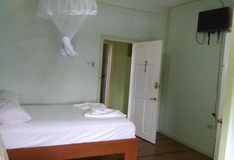 اتاق لوکس, Ms. Holder's Comfort Villa