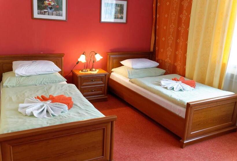 Deluxe Szoba, Kamu Garni