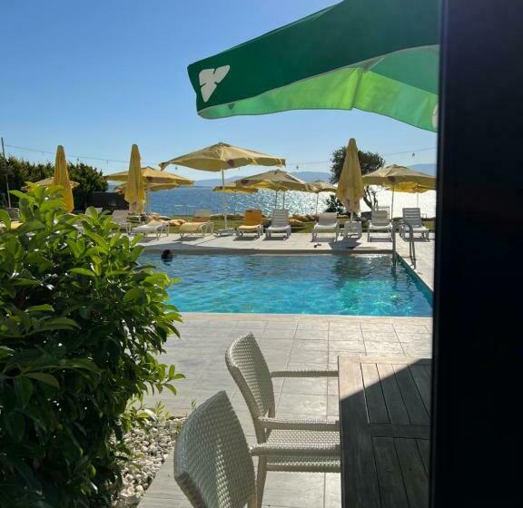 اتاق استاندارد چهار تخته با چشمانداز دریا, Life Point Boutique