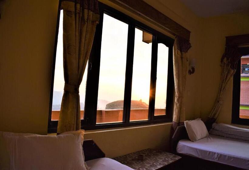 اتاق خانوادگی, Berg House Cafe And