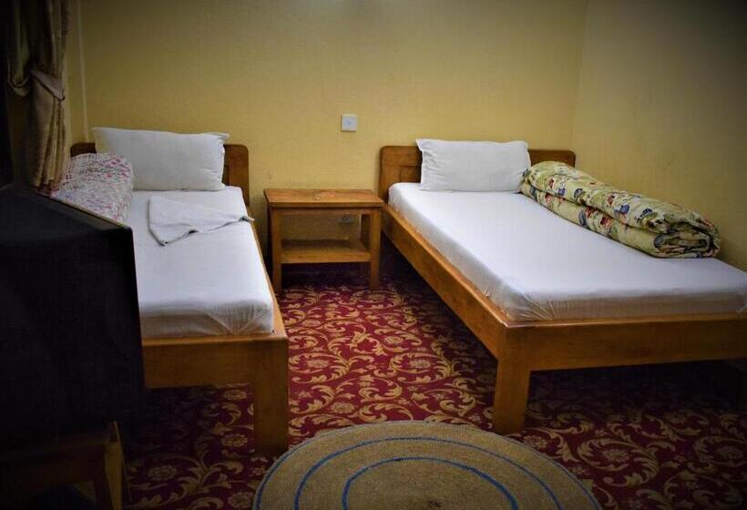 اتاق استاندارد سه تخته با بالکن, Berg House Cafe And