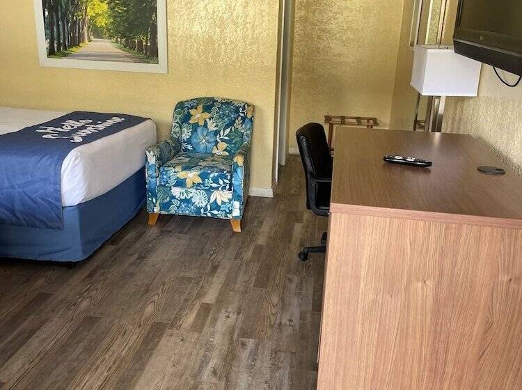 غرفه قياسيه سريرين مزدوجين, Days Inn By Wyndham Gainesville University