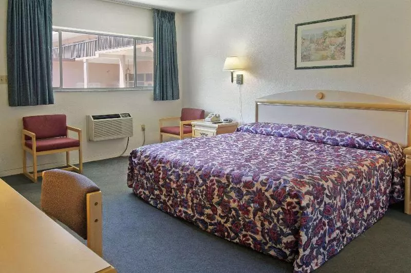 キングサイズベッドのスタンダードルーム, Days Inn By Wyndham Gainesville University
