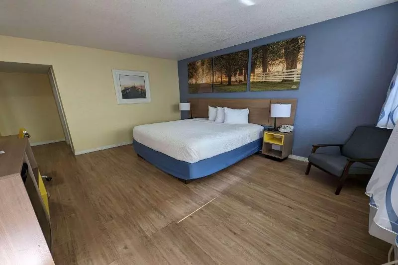キングサイズベッドのスタンダードルーム, Days Inn By Wyndham Gainesville University