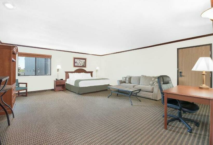 带大床的复式套间, Days Inn By Wyndham Mitchell Sd