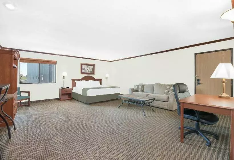 キングサイズベッドのデラックススイート, Days Inn By Wyndham Mitchell Sd