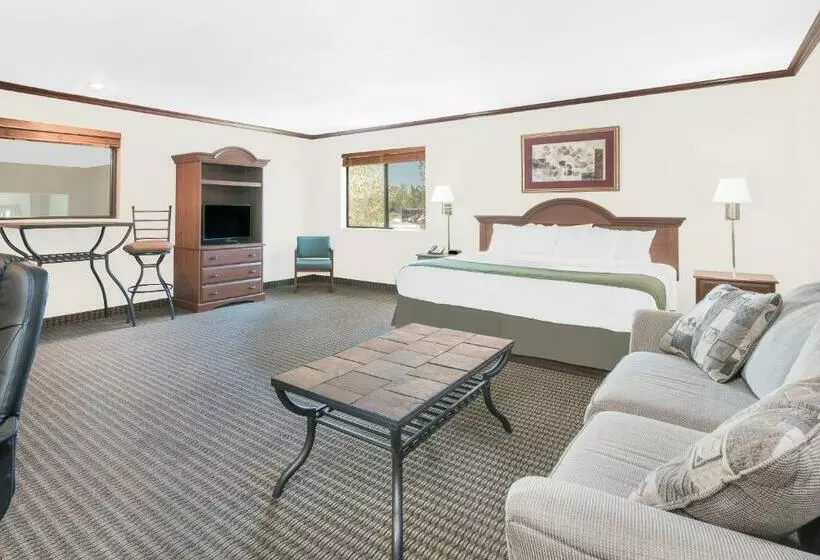 キングサイズベッドのデラックススイート, Days Inn By Wyndham Mitchell Sd