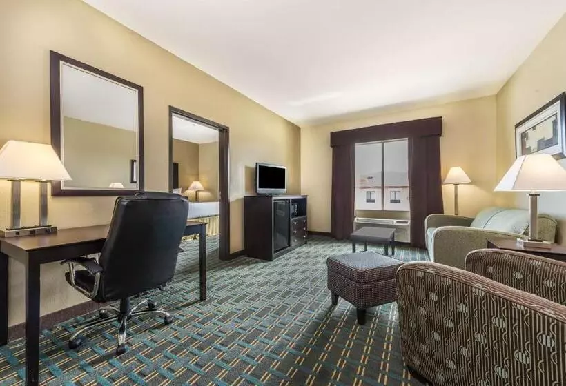 Sviitti King-vuode, Days Inn & Suites By Wyndham Mineral Wells