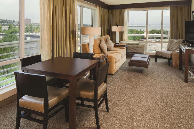 스위트 킹사이즈 침대, Doubletree By Hilton Hotel Boston Bayside