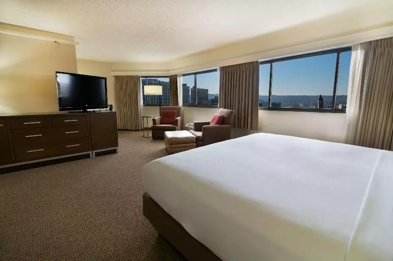 キングサイズベッドのスタンダードルーム, Doubletree By Hilton  Spokane City Center
