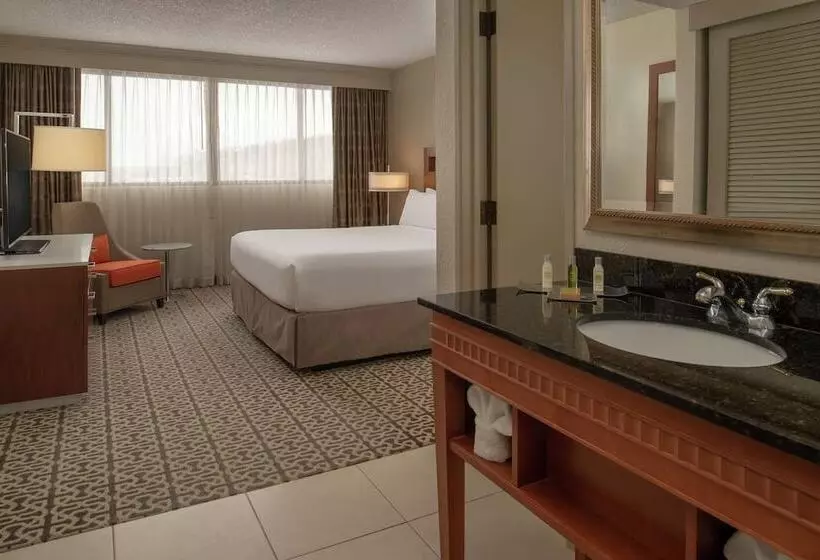 سوئیت برای معلولان, Doubletree Suites By Hilton Seattle Airport  Southcenter
