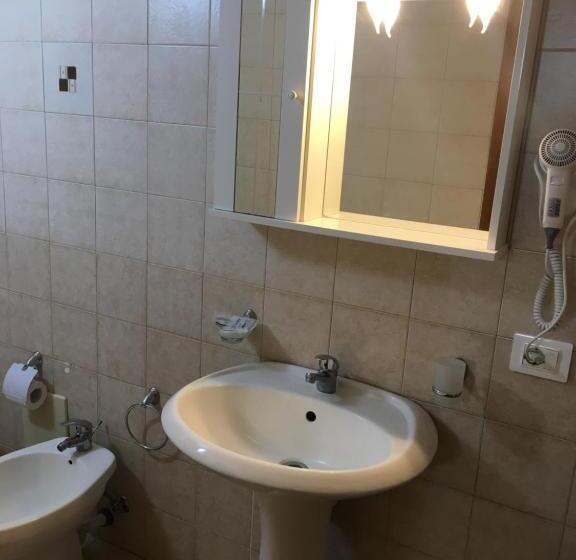 标准间, Due Pini Conte