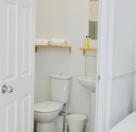 غرفة قياسية ثلاثية, Reading Serviced Rooms