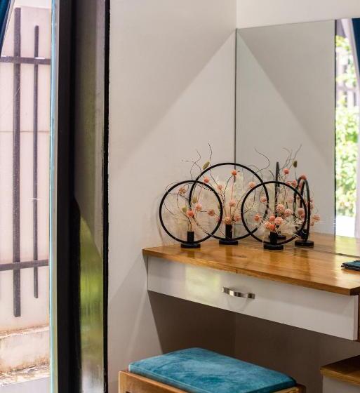 اتاق خانوادگی, The K Rin Villa