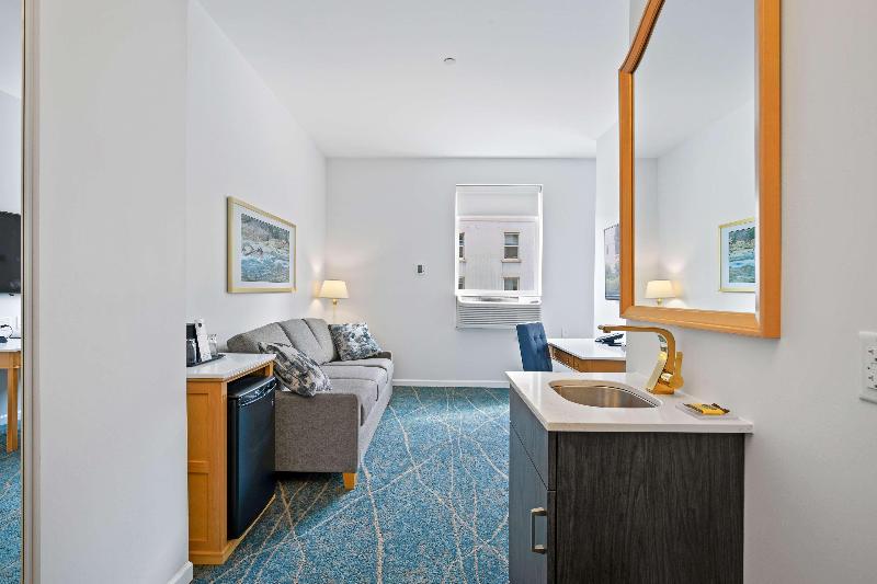 מיטת קינג בסוויטה, Crown Columbia Hotel; Bw Premier Collection