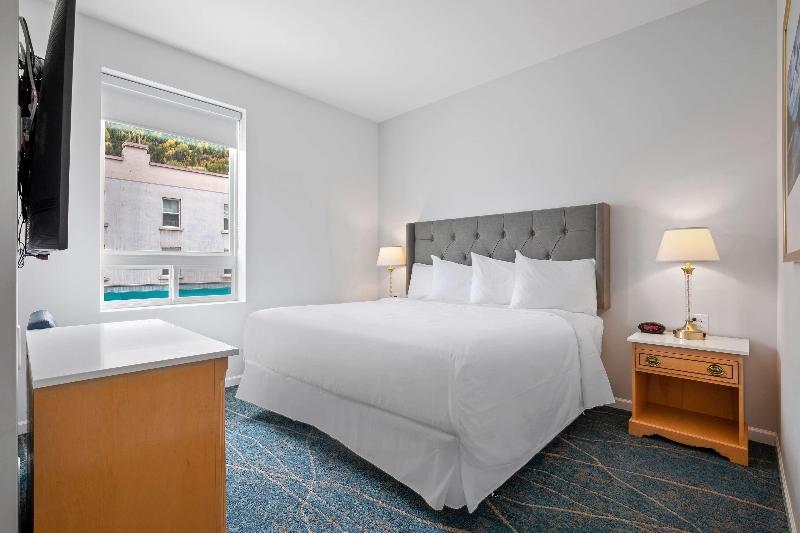 מיטת קינג בסוויטה, Crown Columbia Hotel; Bw Premier Collection