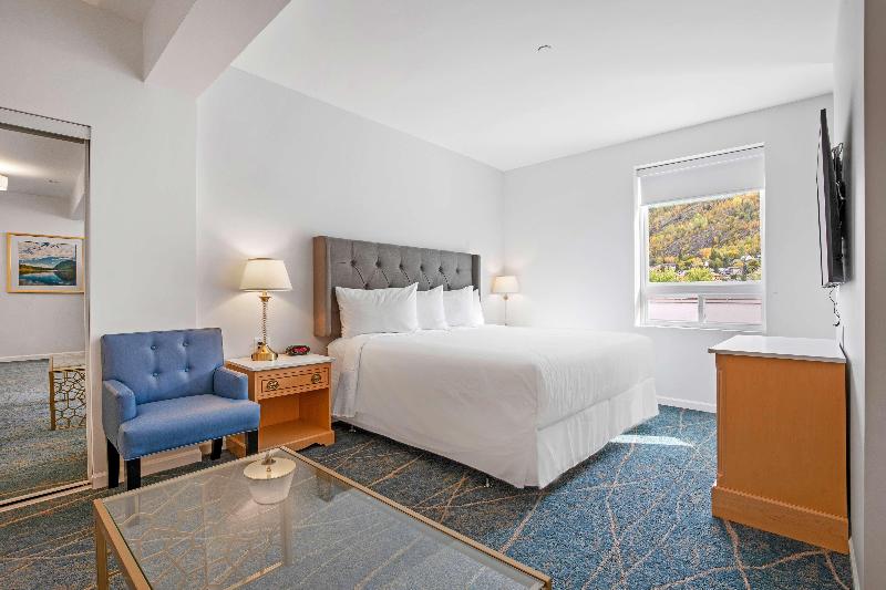 מיטת קינג בסוויטה, Crown Columbia Hotel; Bw Premier Collection