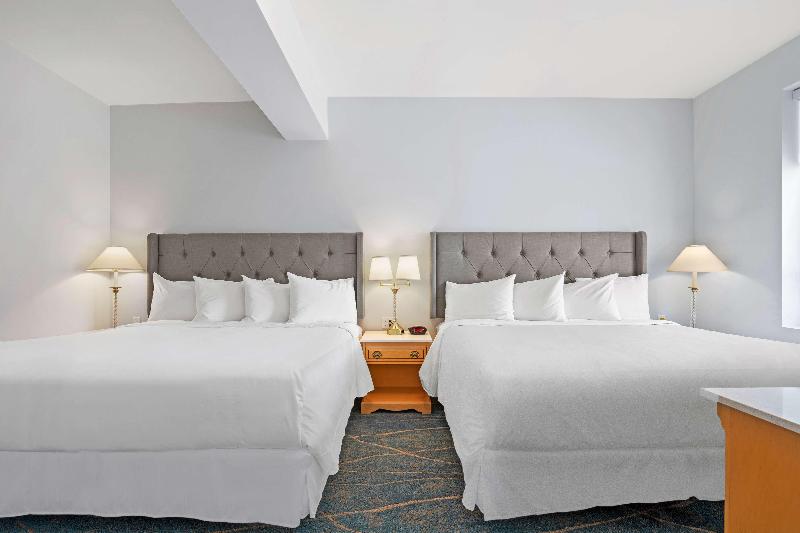 מיטת קינג בסוויטה, Crown Columbia Hotel; Bw Premier Collection