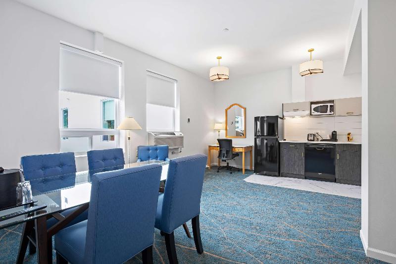 מיטת קינג בסוויטה, Crown Columbia Hotel; Bw Premier Collection