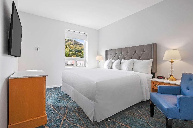 מיטת קינג בסוויטה, Crown Columbia Hotel; Bw Premier Collection