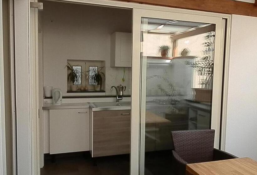 شقة غرفة واحدة مزودة بتراس, B&b Re Umberto