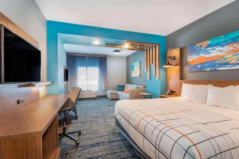 キングサイズベッドのスイートルーム, La Quinta Inn & Suites Limon By Wyndham