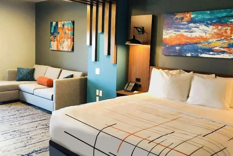キングサイズベッドのスイートルーム, La Quinta Inn & Suites Limon By Wyndham