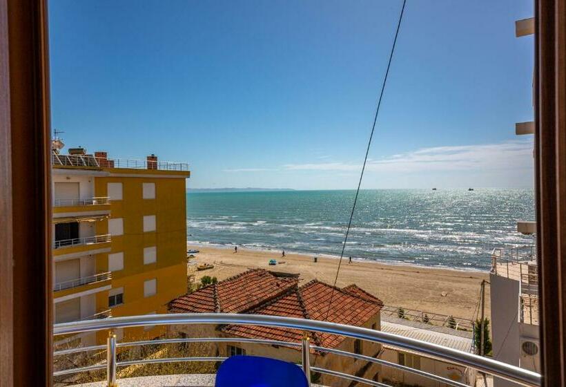 غرفة قياسية مطلّة علي البحر مزوَّدة بشُرفة, Vila Misiri