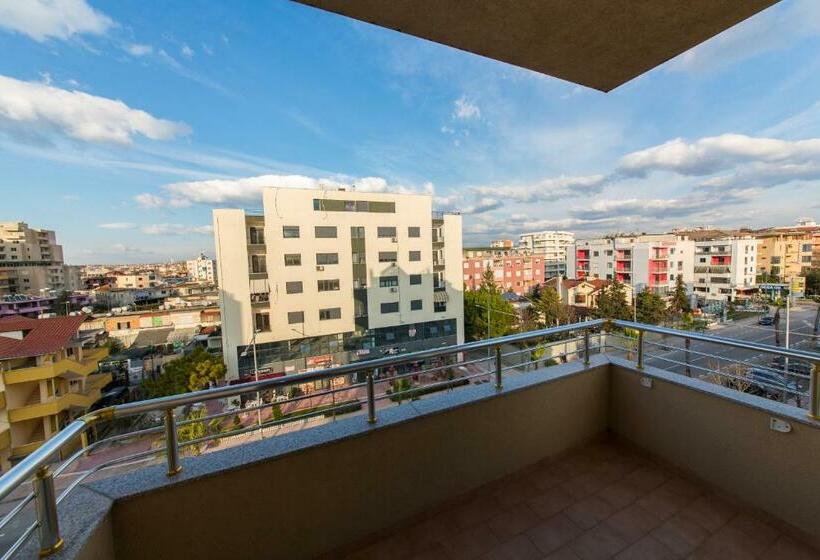 غرفة قياسية مزوَّدة بشُرفة, Vila Misiri