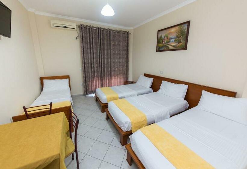 غرفة قياسية رباعية مزودة بشُرفة, Vila Misiri