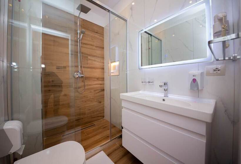 غرفة قياسية مطلّة علي البحر مزوَّدة بشُرفة, Vila Misiri