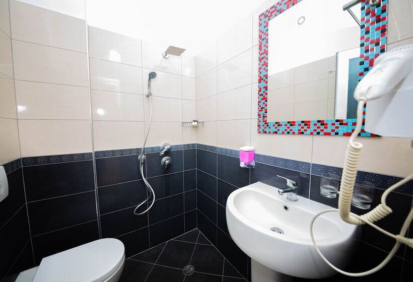 غرفة قياسية مطلّة علي البحر مزوَّدة بشُرفة, Vila Misiri