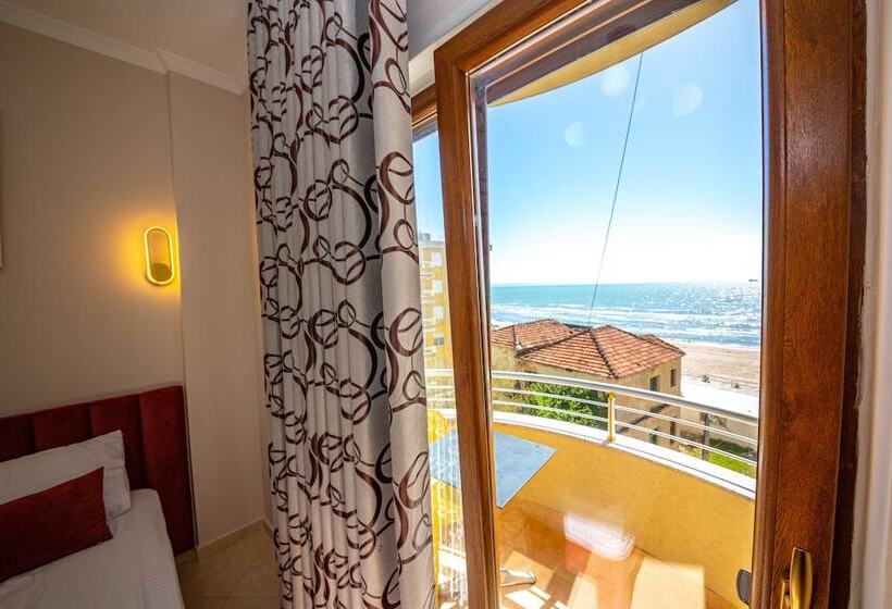 غرفة قياسية مطلّة علي البحر مزوَّدة بشُرفة, Vila Misiri