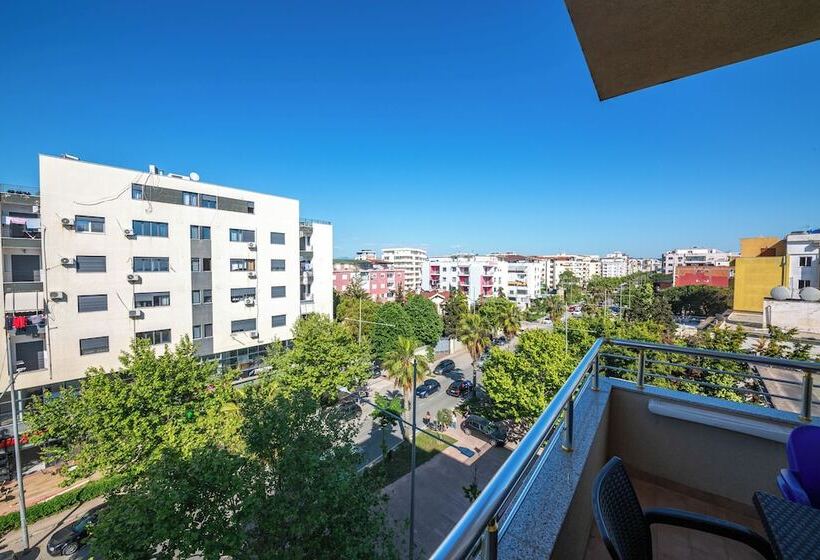 غرفة قياسية مزوَّدة بشُرفة, Vila Misiri