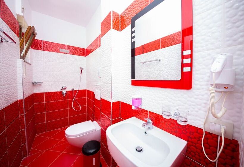 غرفة قياسية مزوَّدة بشُرفة, Vila Misiri