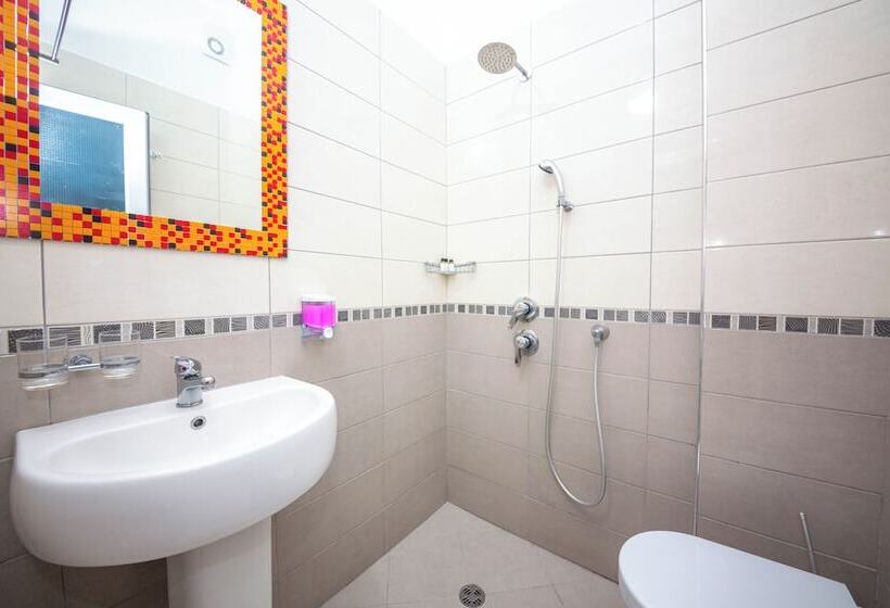 غرفة قياسية ثلاثية مزودة بشرفة, Vila Misiri