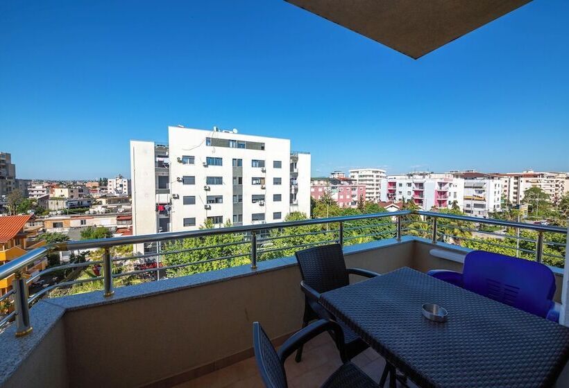 غرفة قياسية ثلاثية مزودة بشرفة, Vila Misiri