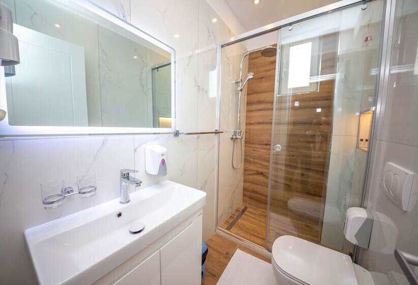 غرفة قياسية رباعية مطلة على البحر, Vila Misiri