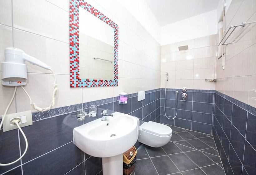 غرفة عائلية مطلّة علي البحر, Vila Misiri