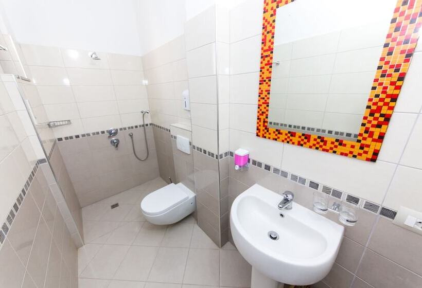 غرفة عائلية, Vila Misiri