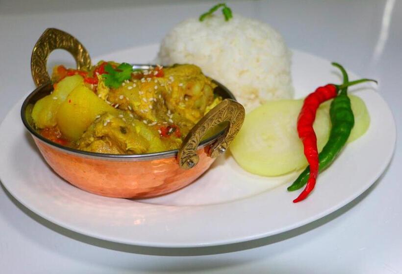 اتاق ساده سه‌ نفره, Nadi Fancy