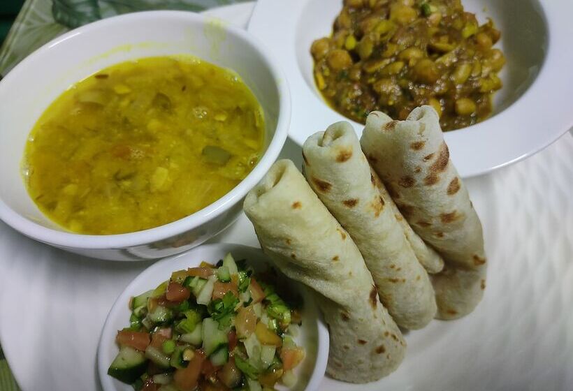 اتاق ساده سه‌ نفره, Nadi Fancy