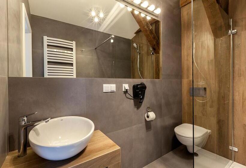 استودیوی لوکس, Cinema Apartments