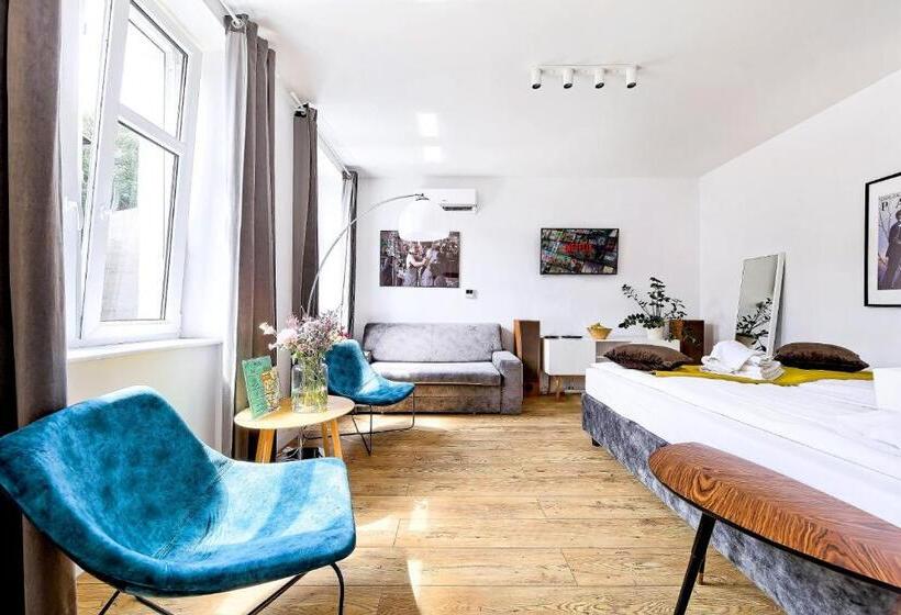 استودیوی لوکس, Cinema Apartments