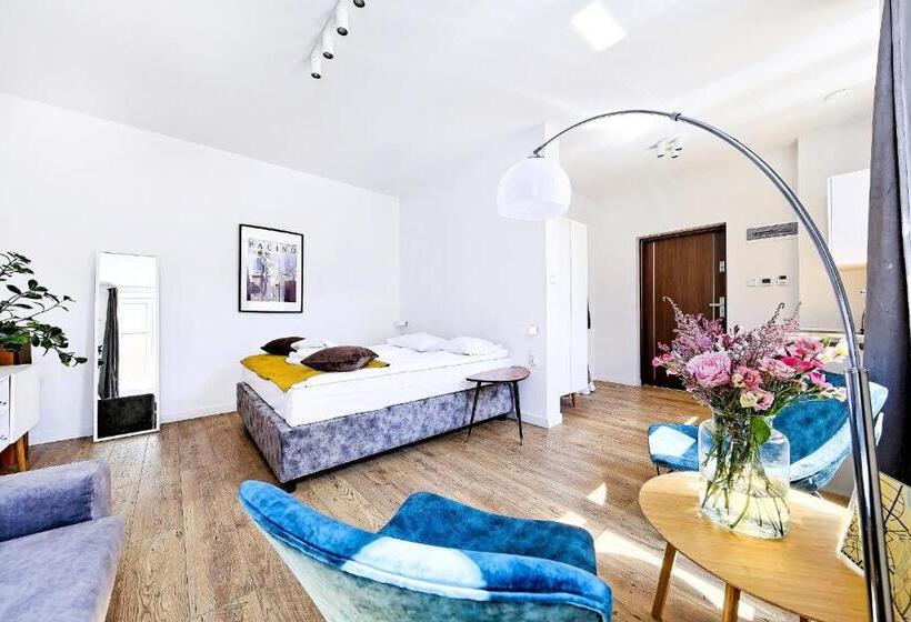 استودیوی لوکس, Cinema Apartments